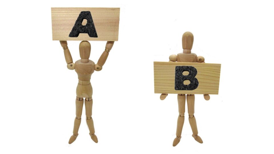 それぞれAとB板を持った人形の画像
