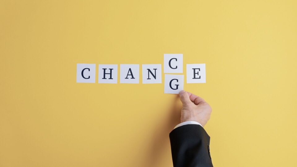 「CHANCE」を「CHANGE」に変えている画像