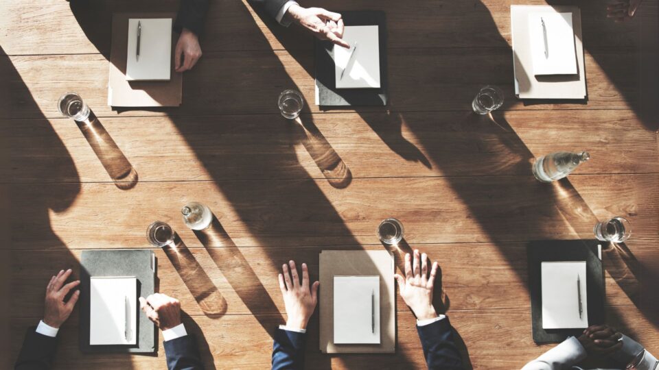 会議する人々を上から見た画像