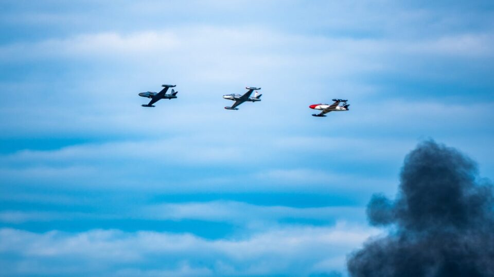 3機の航空機の画像