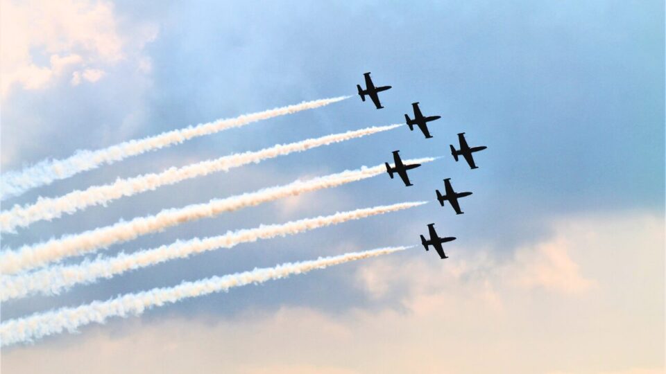 6機の航空機の画像