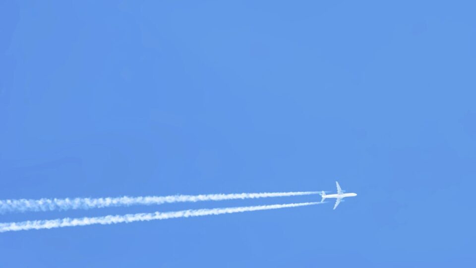 飛行機と飛行機雲の画像