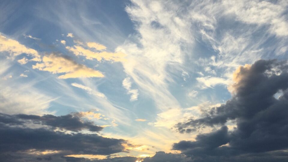 夕暮れ時の空の画像