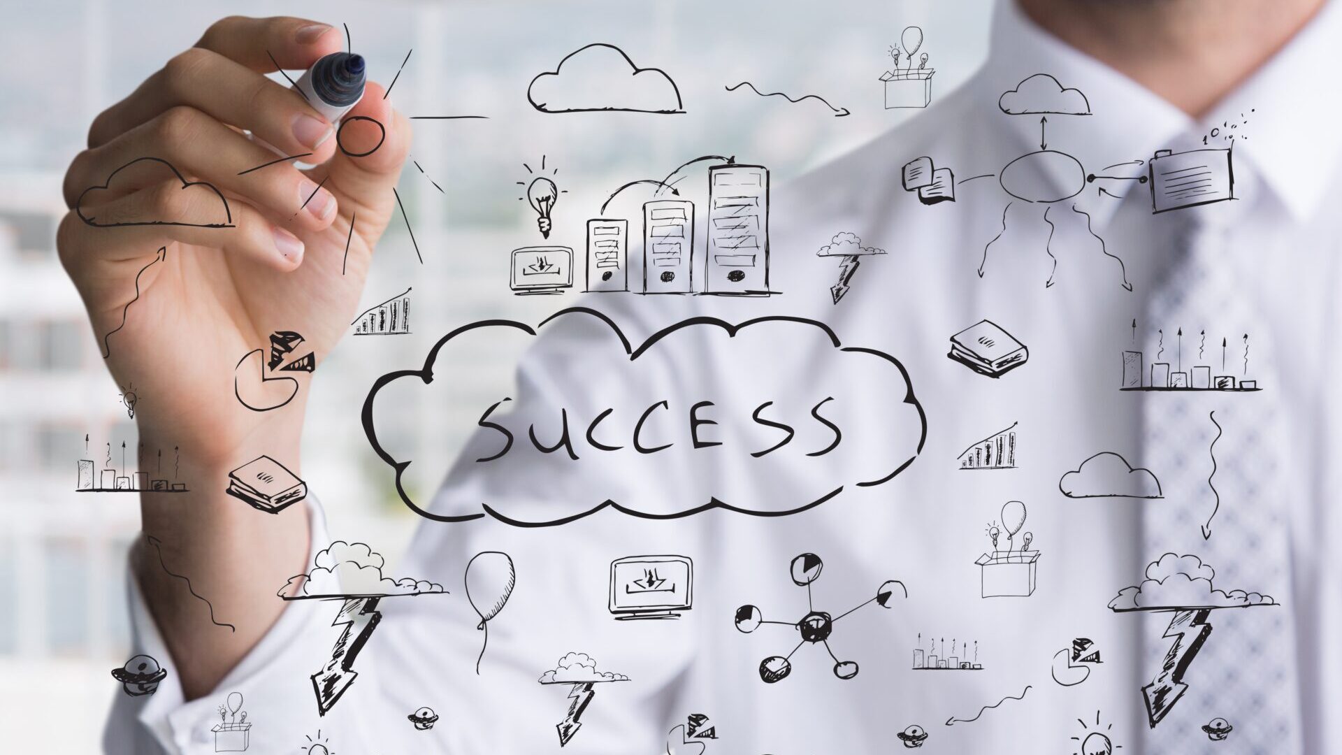 「SUCCESS」の文字とイラストを描いている人の画像