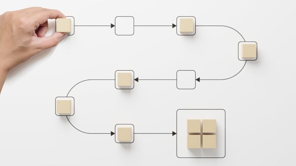 四角いブロックを持って動かしている画像