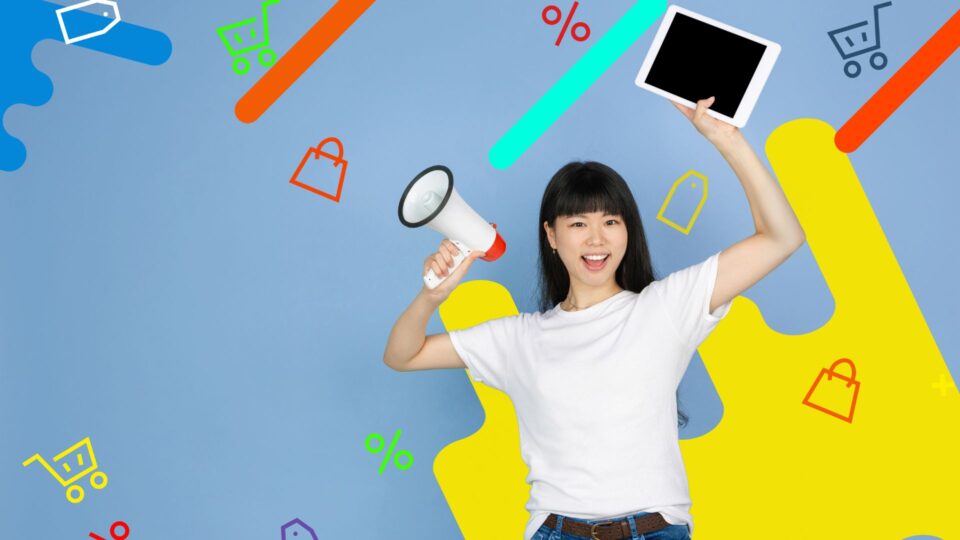 ショッピングやセールをPRする女性の明るい画像