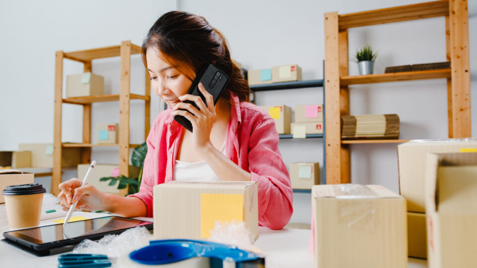 女性が商品のやり取りをしている画像
