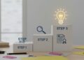 段階的なステップを示すブロックと、アイデアや認定を象徴するアイコンの画像