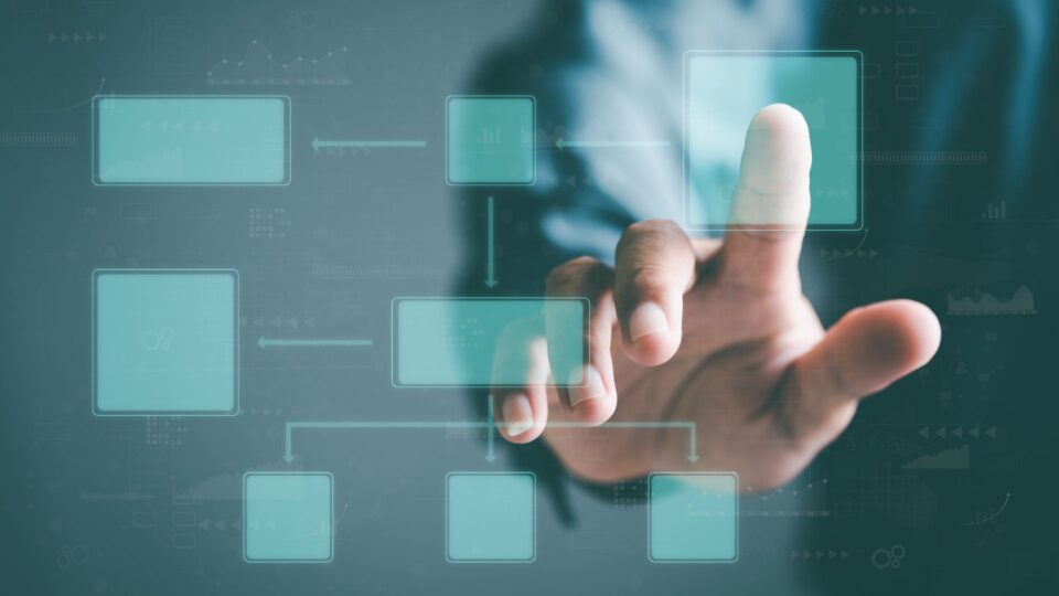 組織構造を示すフローチャートに触れるビジネスマンの画像