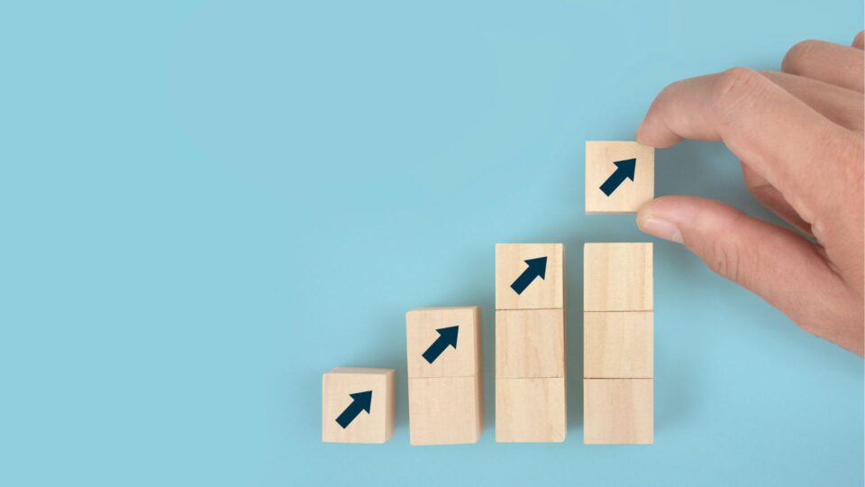 矢印ブロックで描くビジネス成長ステップ