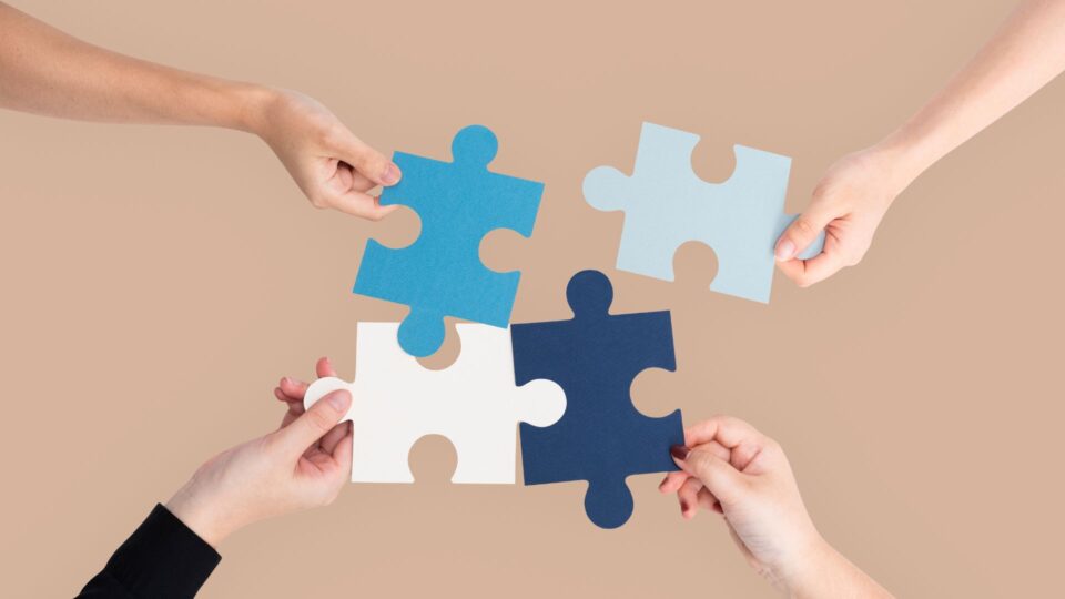 人材戦略やチームワークを象徴するパズル